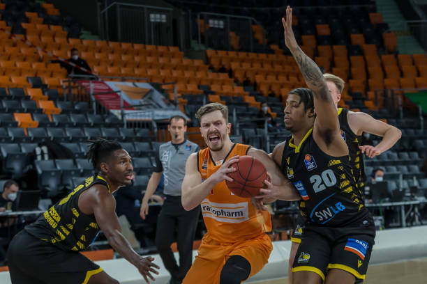 男篮亚预赛：中国队客场86-78关岛队 小组第一出线.